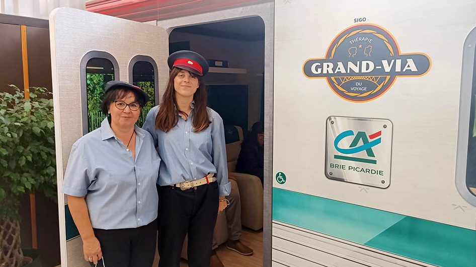 soignants en France devant un dispositif de wagon de train contre alzheimer